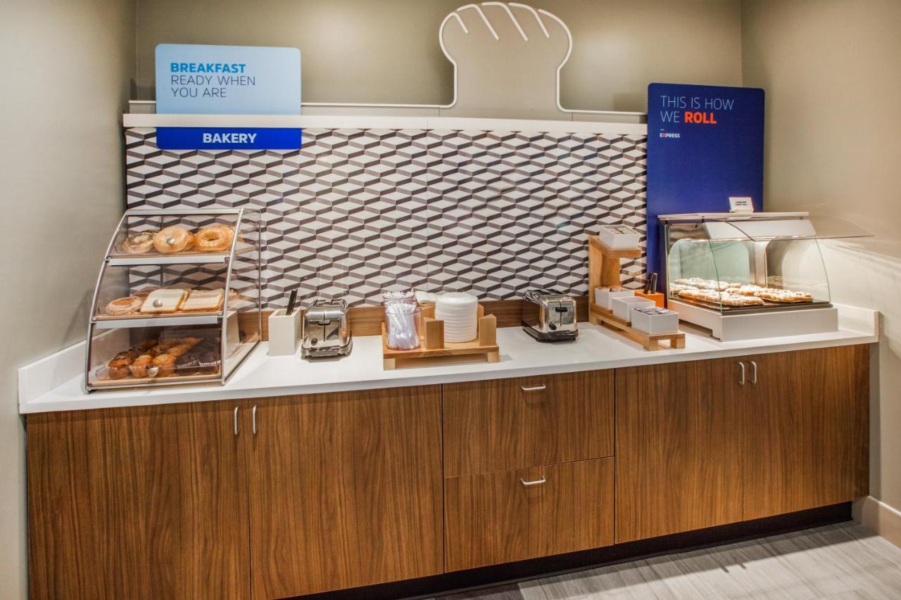 Holiday Inn Express & Suites - Madison West - Middleton By Ihg エクステリア 写真