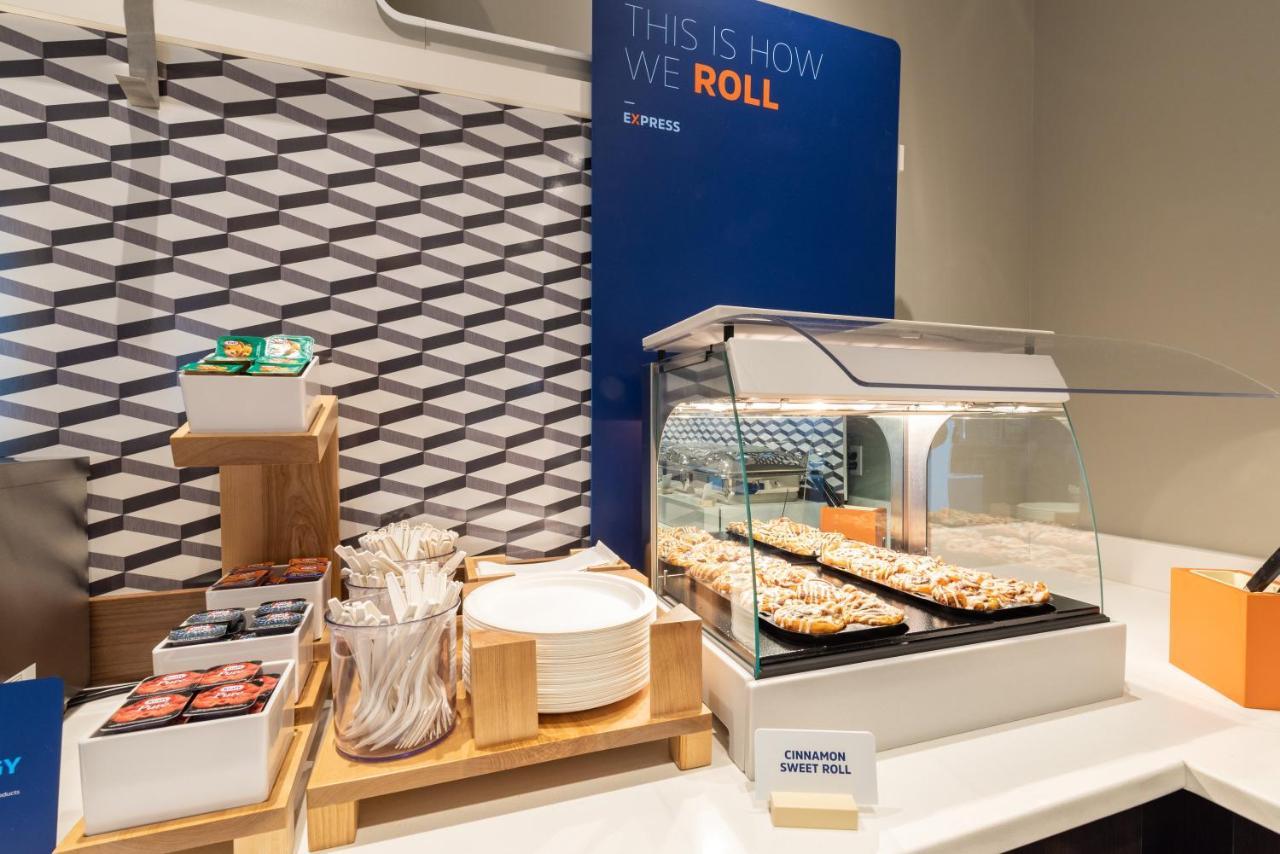 Holiday Inn Express & Suites - Madison West - Middleton By Ihg エクステリア 写真