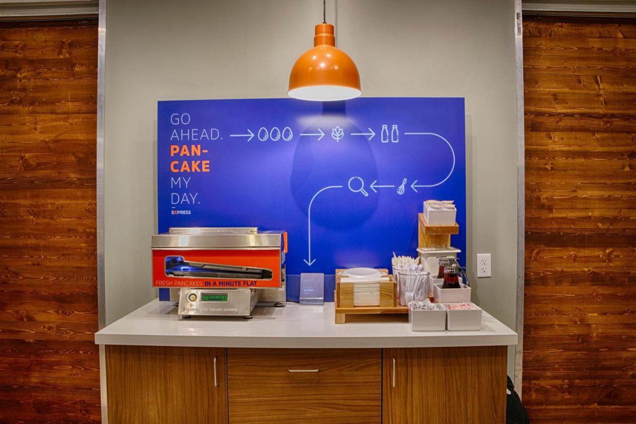 Holiday Inn Express & Suites - Madison West - Middleton By Ihg エクステリア 写真