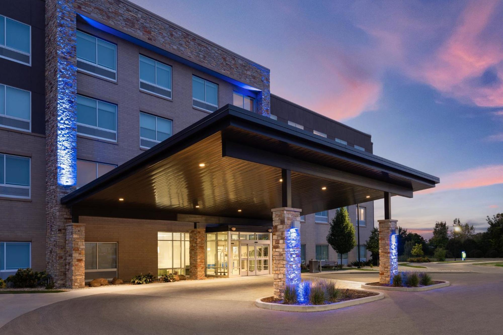 Holiday Inn Express & Suites - Madison West - Middleton By Ihg エクステリア 写真